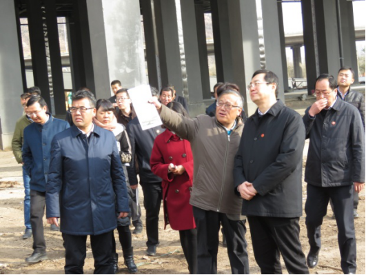 省委常委、西寧市委書記王曉在青海省物產(chǎn)集團(tuán)總公司黨委書記、總經(jīng)理王玉輝陪同下，深入青海物產(chǎn)朝陽物流園區(qū)。