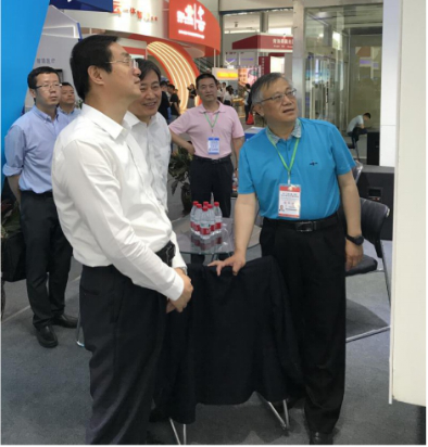 省委常委、西寧市委書記王曉蒞臨第十九屆青洽會(huì)青海物產(chǎn)展位參觀