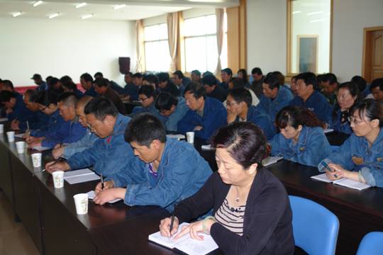 青海物產工業(yè)投資有限公司、青海長春炭素有限公司召開貫徹省第十二次黨代會精神學習傳